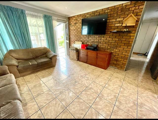 3 BEDROOM TOWNHOUSE FOR SALE IN RANGEVIEW